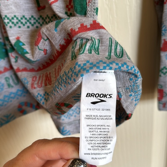 Brooks running women’s holiday shirt - Picture 4 of 4